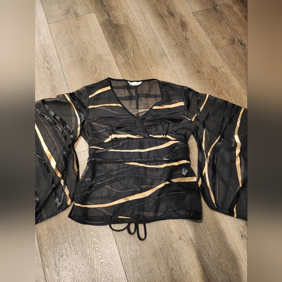 Sheer top with flowy sleeves - Picture 5 of 5